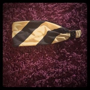 This is a beautiful reversible Lululemon headband